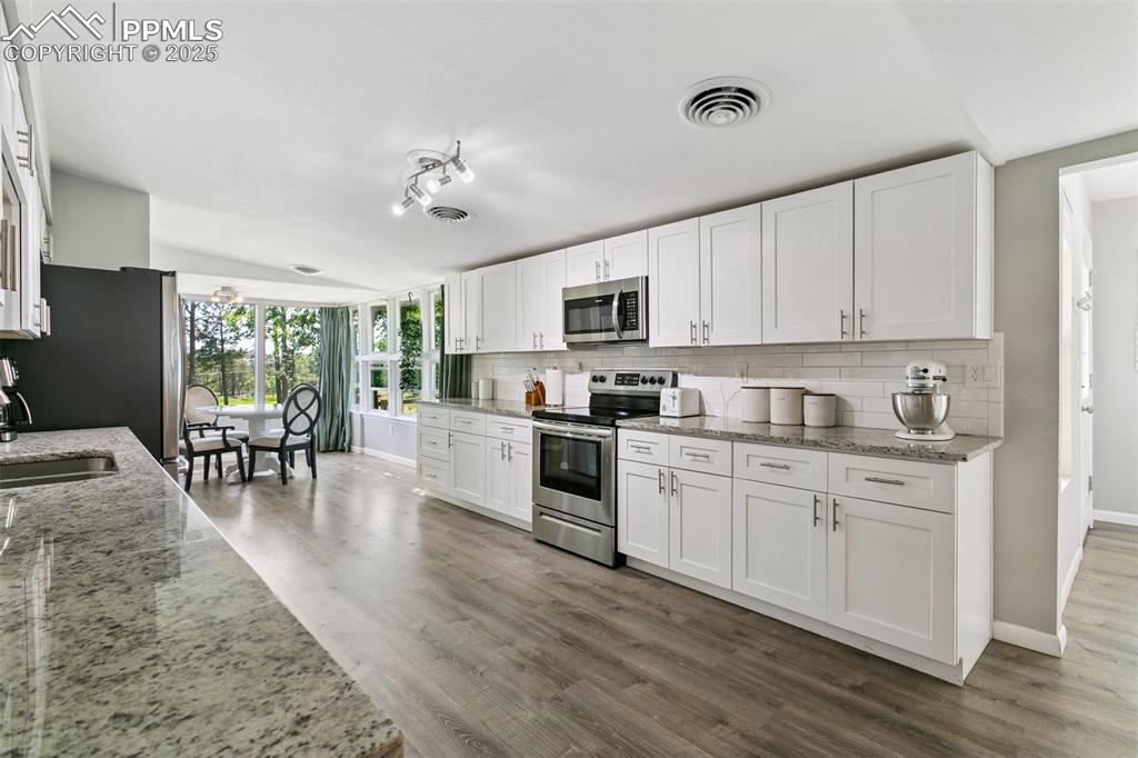 Image 6 of 36: Facing breakfast nook
