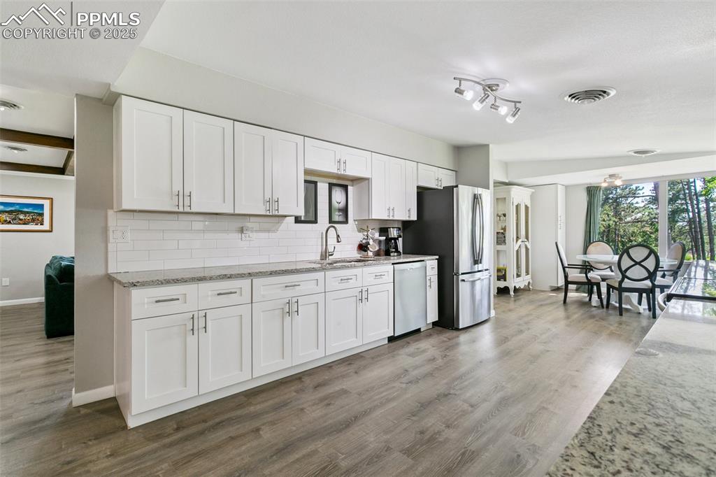 Image 7 of 36: Facing breakfast nook