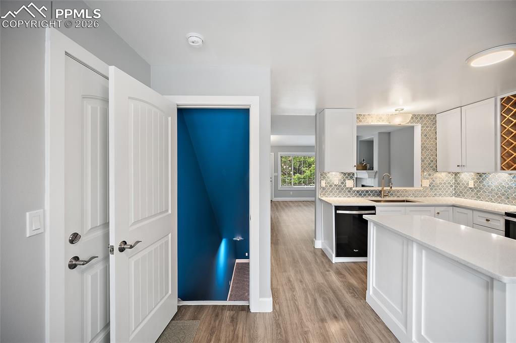 Image 11 of 32: Kitchen