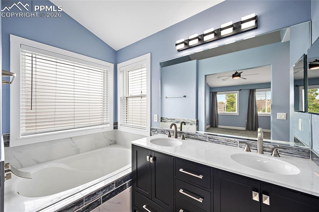 Image 18 of 32: Bathroom