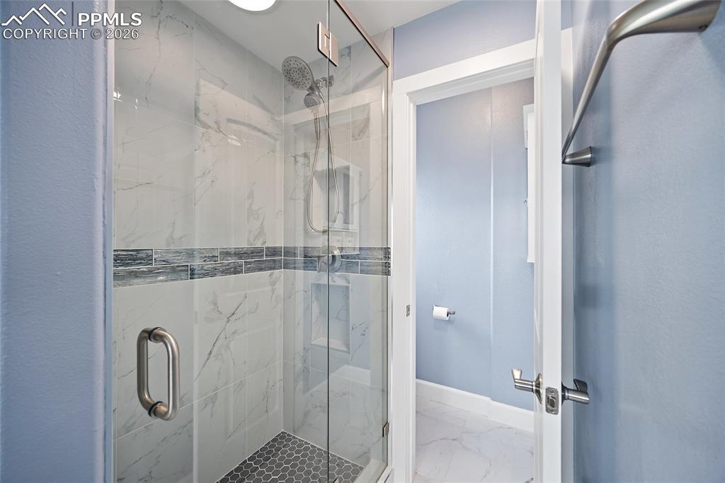 Image 19 of 32: Bathroom