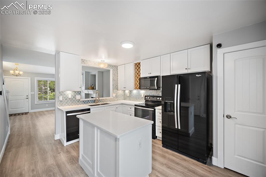 Image 6 of 32: Kitchen
