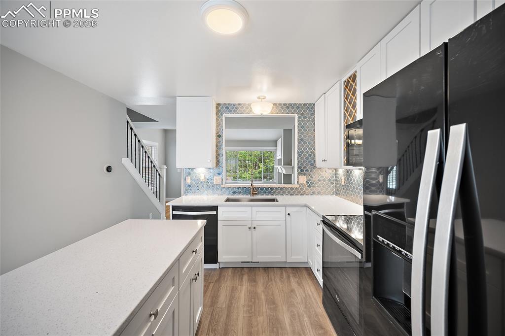 Image 7 of 32: Kitchen