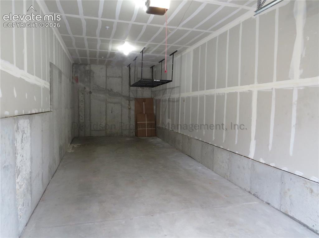 Image 12 of 15: Garage