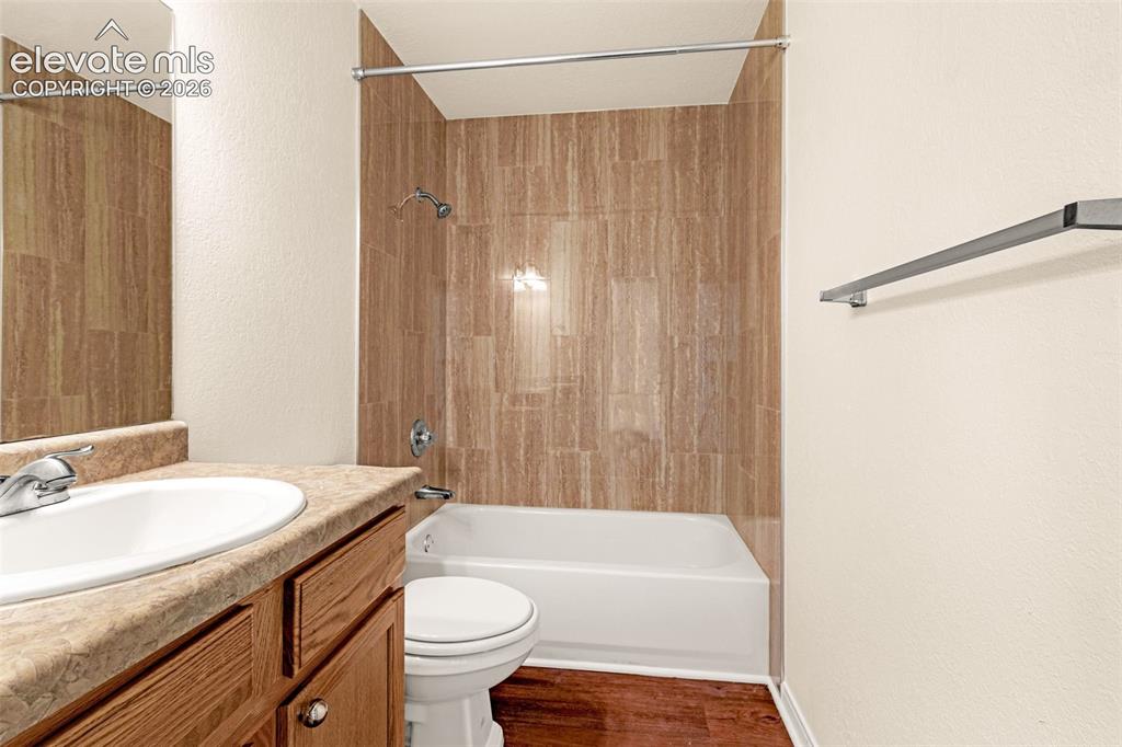 Image 16 of 28: Bathroom