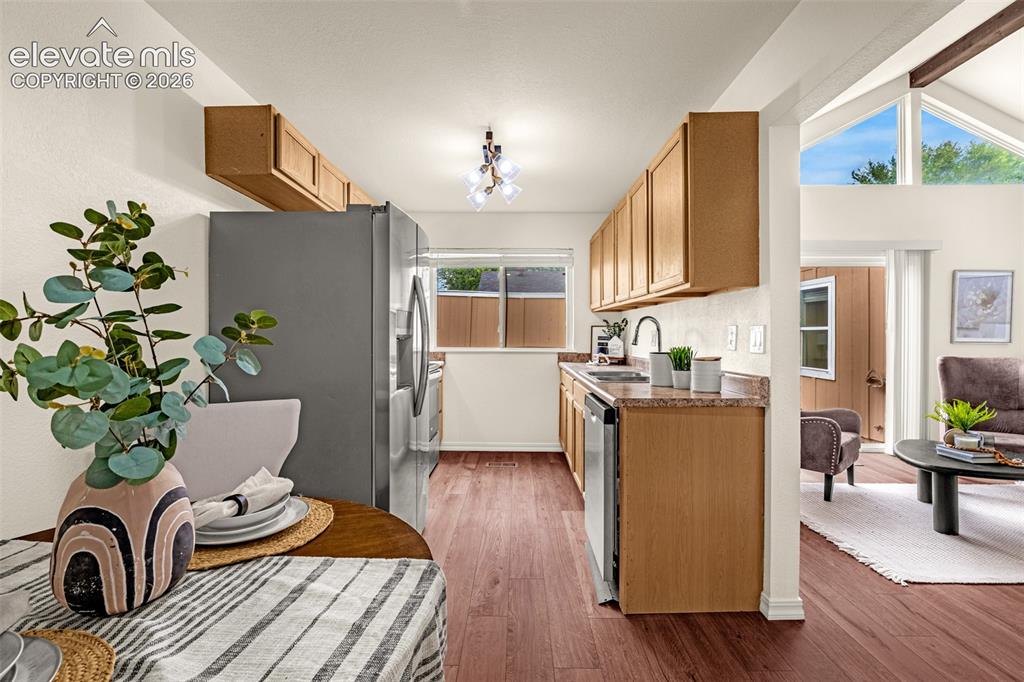 Image 6 of 28: Kitchen