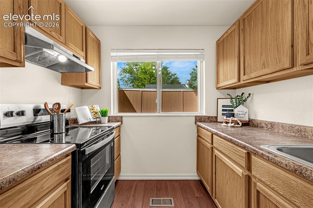 Image 7 of 28: Kitchen