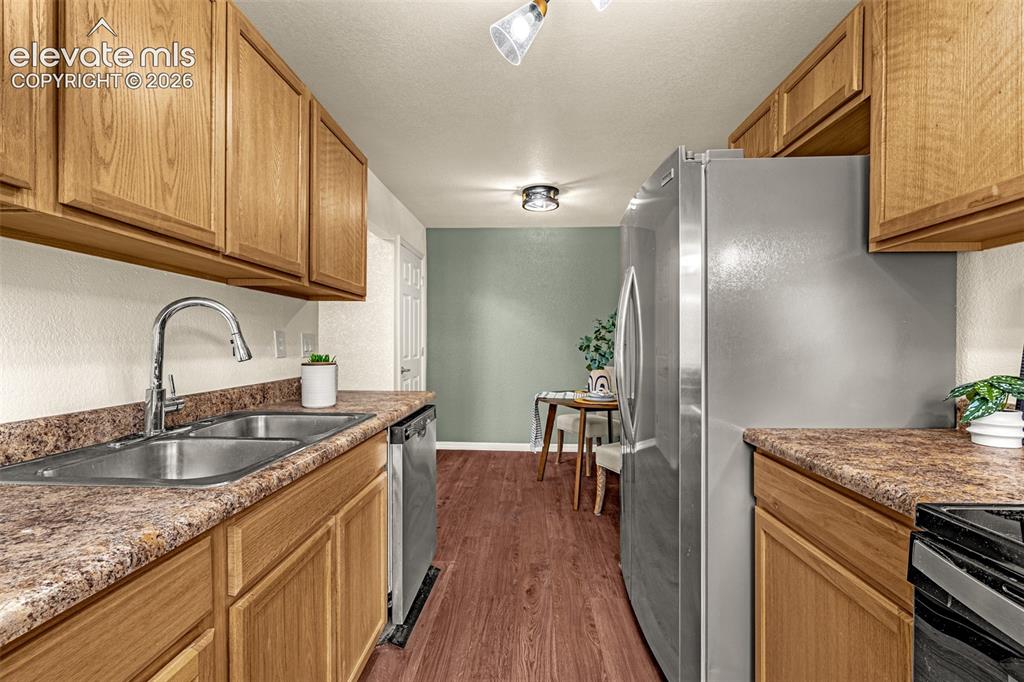 Image 8 of 28: Kitchen