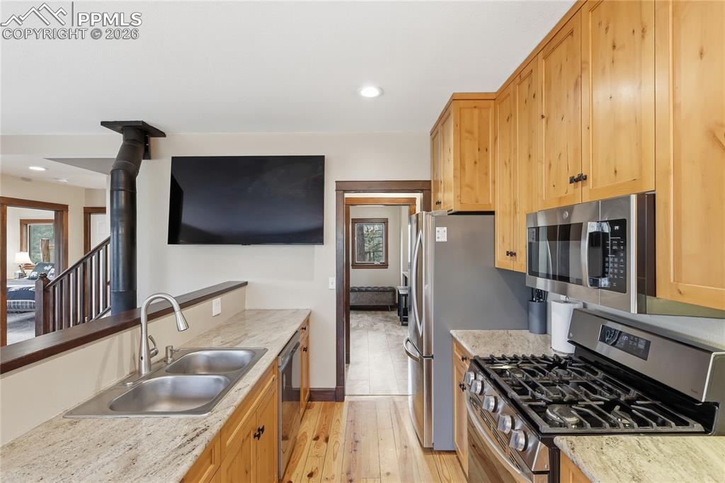 Image 14 of 32: Kitchen