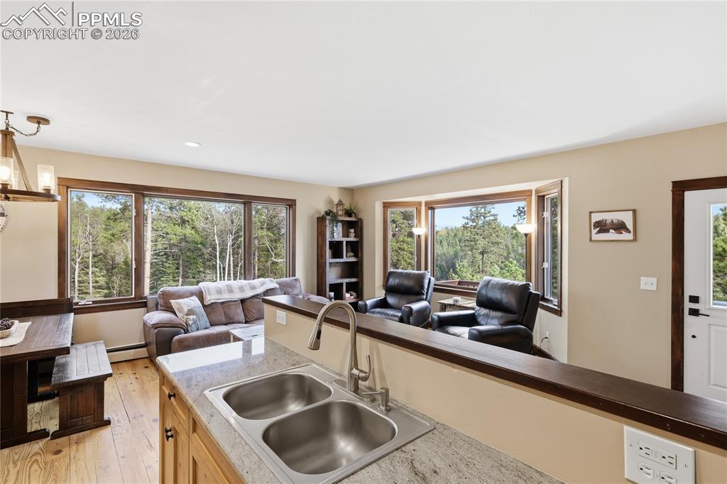 Image 15 of 32: Kitchen