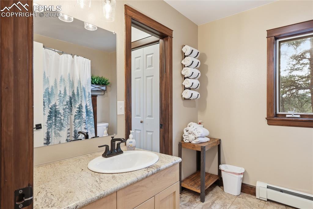 Image 18 of 32: Bathroom