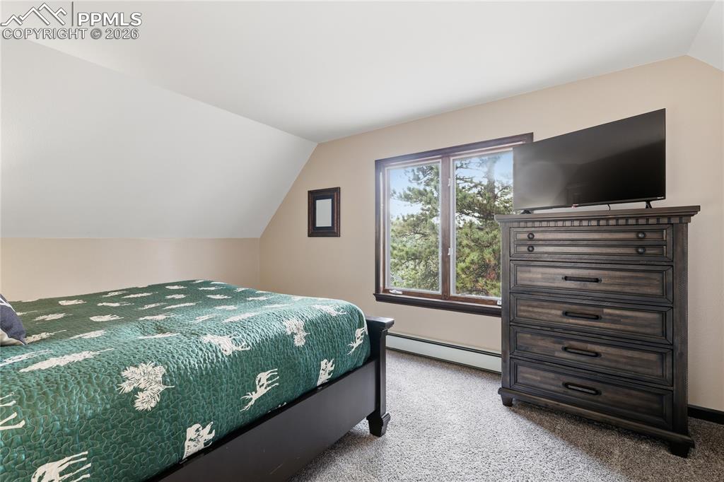 Image 19 of 32: Bedroom