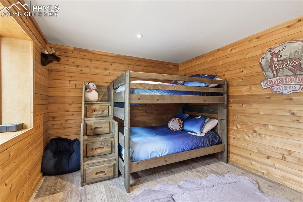 Image 23 of 32: Bedroom