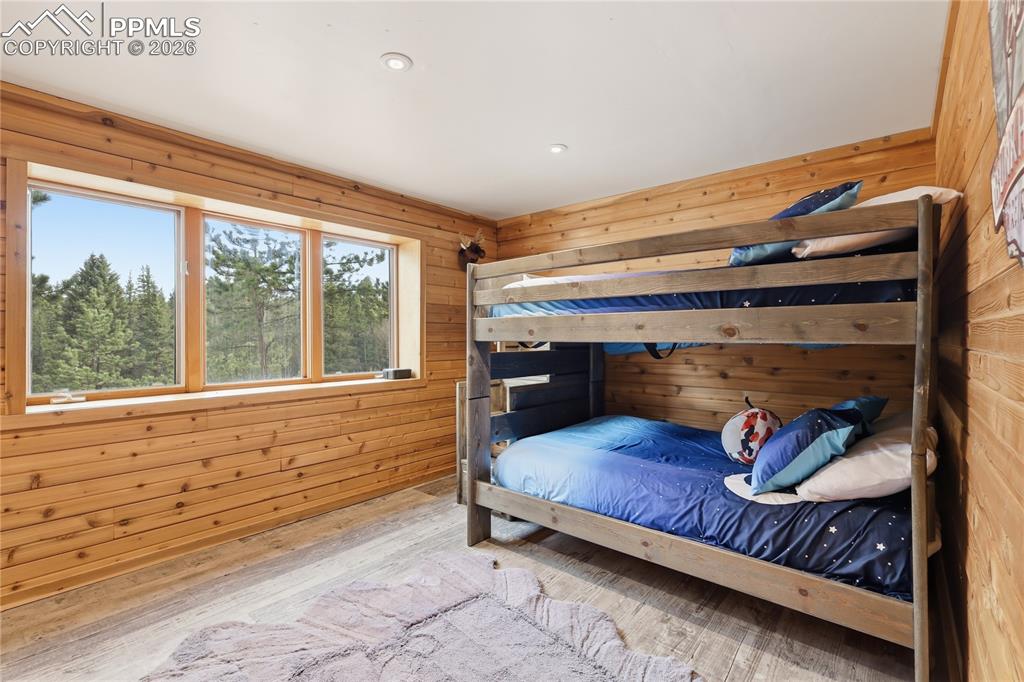 Image 24 of 32: Bedroom