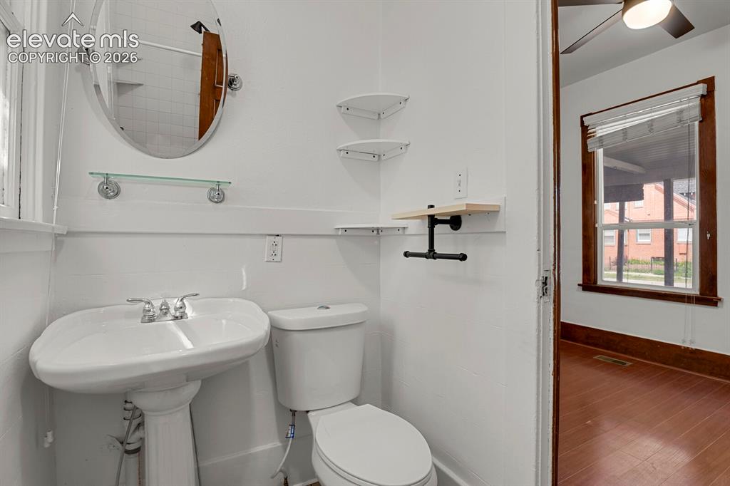 Image 14 of 33: Bathroom