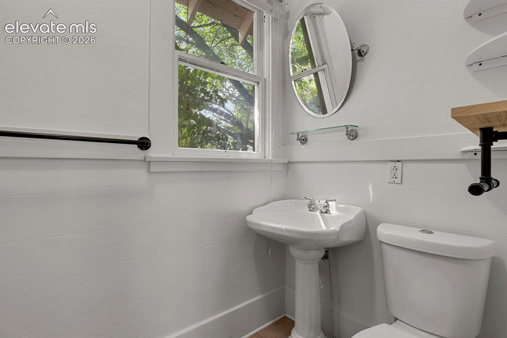 Image 15 of 33: Bathroom