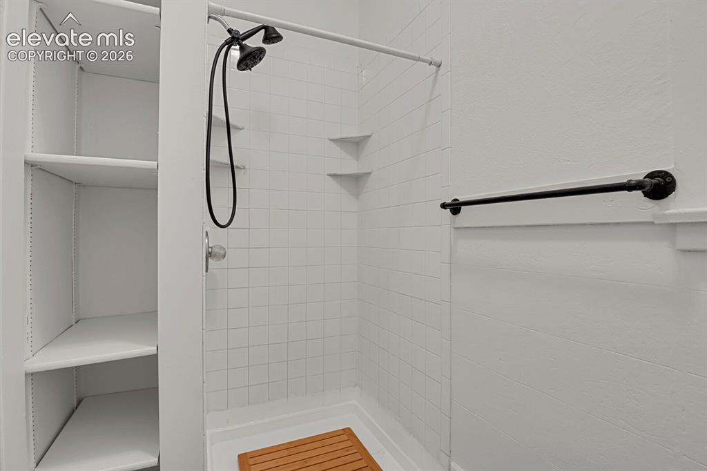 Image 16 of 33: Bathroom
