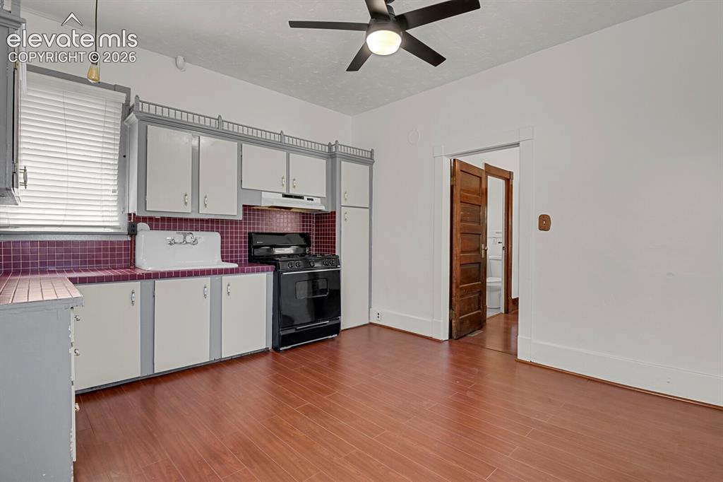 Image 17 of 33: Kitchen