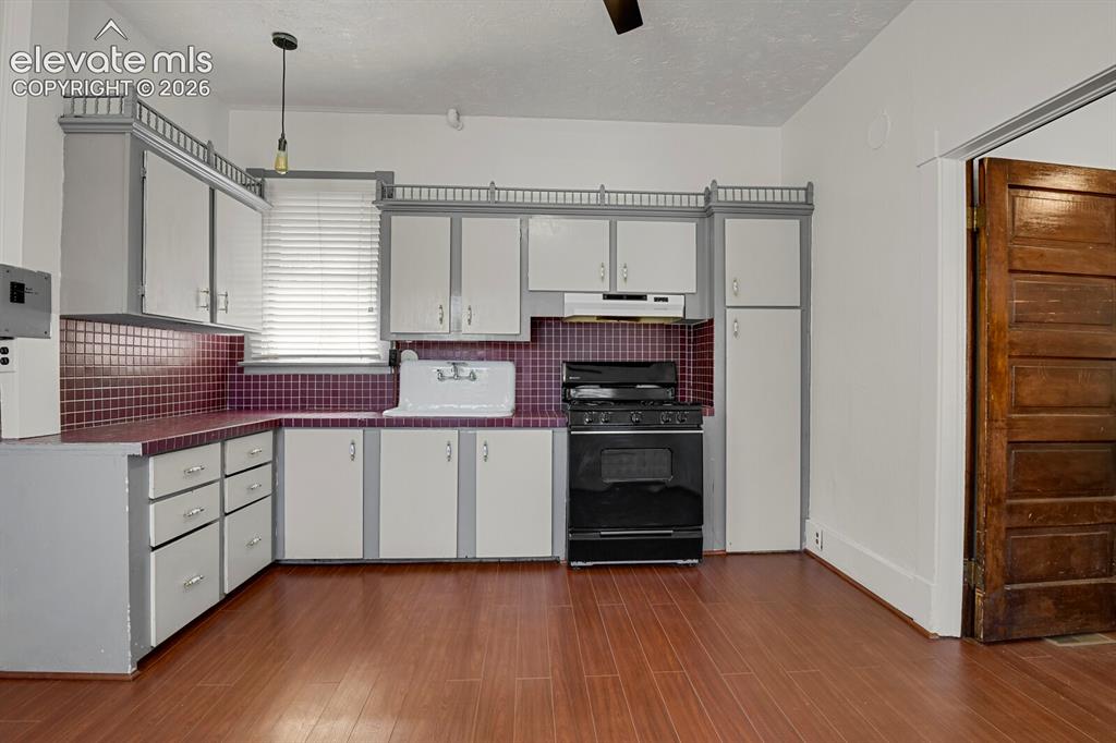 Image 18 of 33: Kitchen
