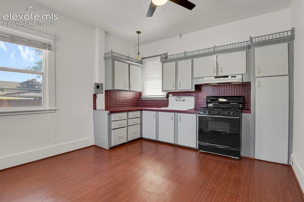 Image 19 of 33: Kitchen