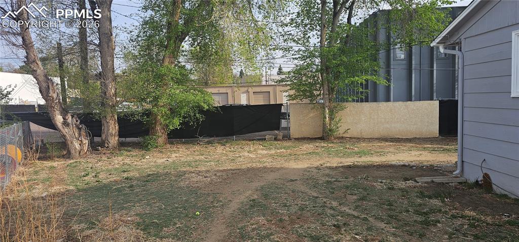 Image 14 of 23: Yard