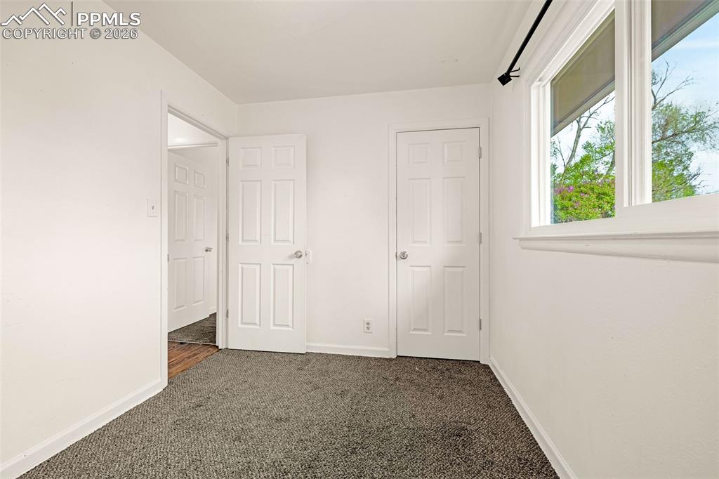 Image 19 of 23: Bedroom