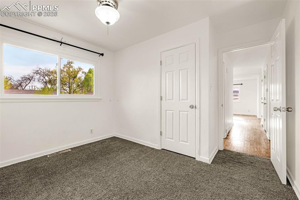 Image 21 of 23: Bedroom