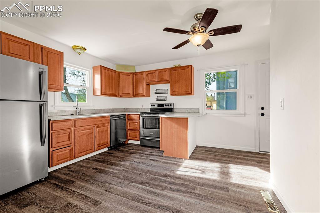 Image 4 of 23: Kitchen