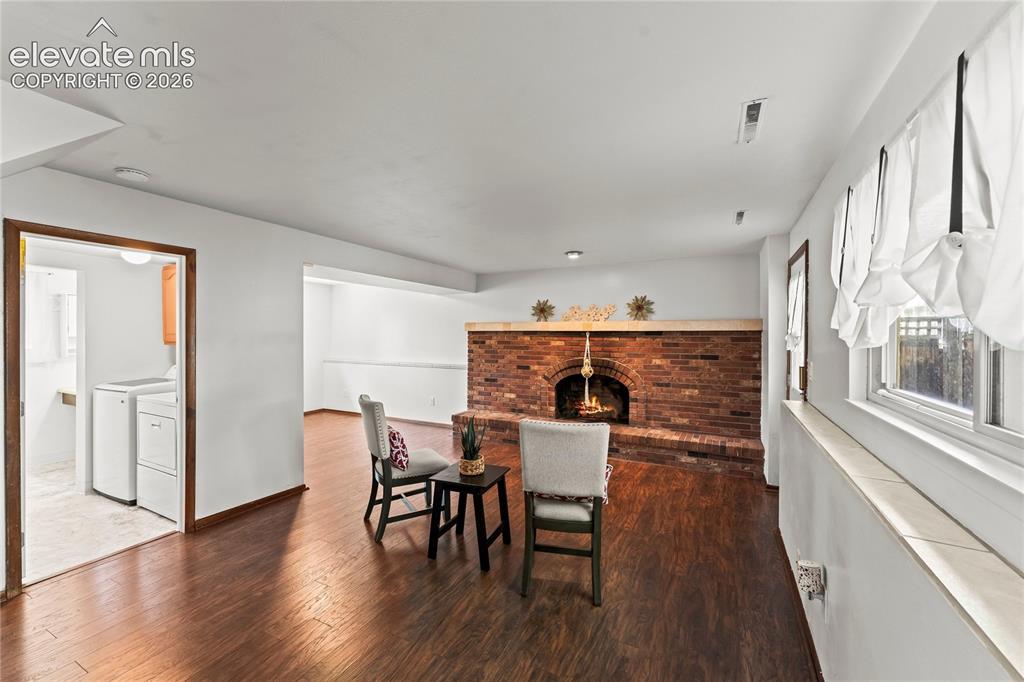 Image 13 of 45: Dining Area