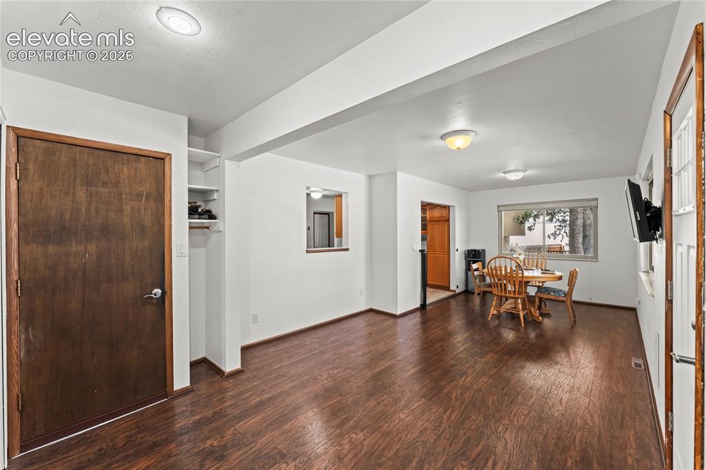 Image 17 of 45: Dining Area