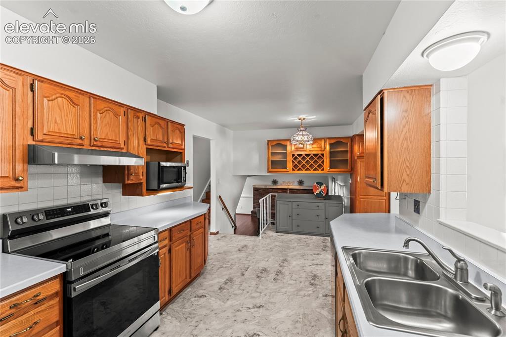 Image 7 of 45: Kitchen