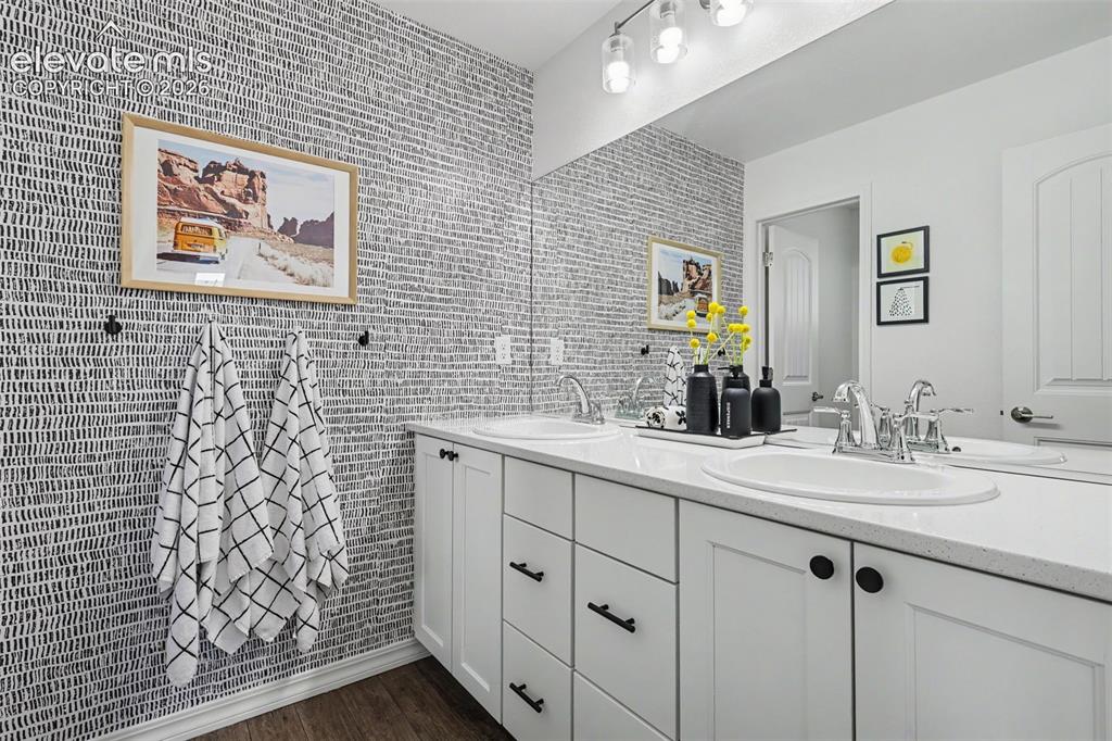 Image 33 of 48: Upper floor full bathroom