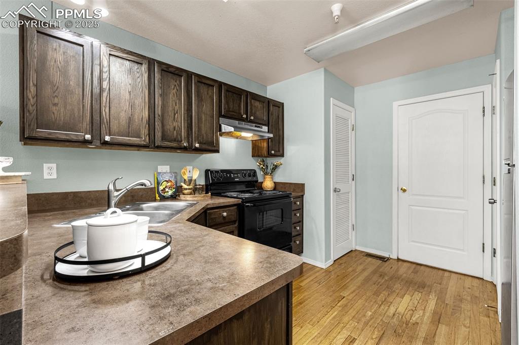 Image 11 of 28: Kitchen