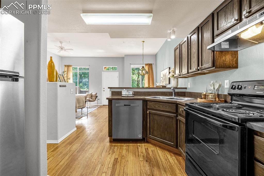Image 12 of 28: Kitchen