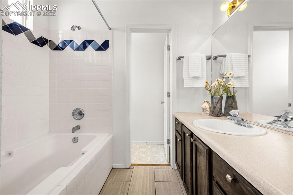 Image 17 of 28: Bathroom