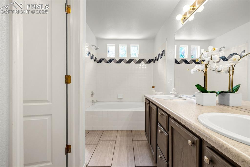Image 24 of 28: Bathroom