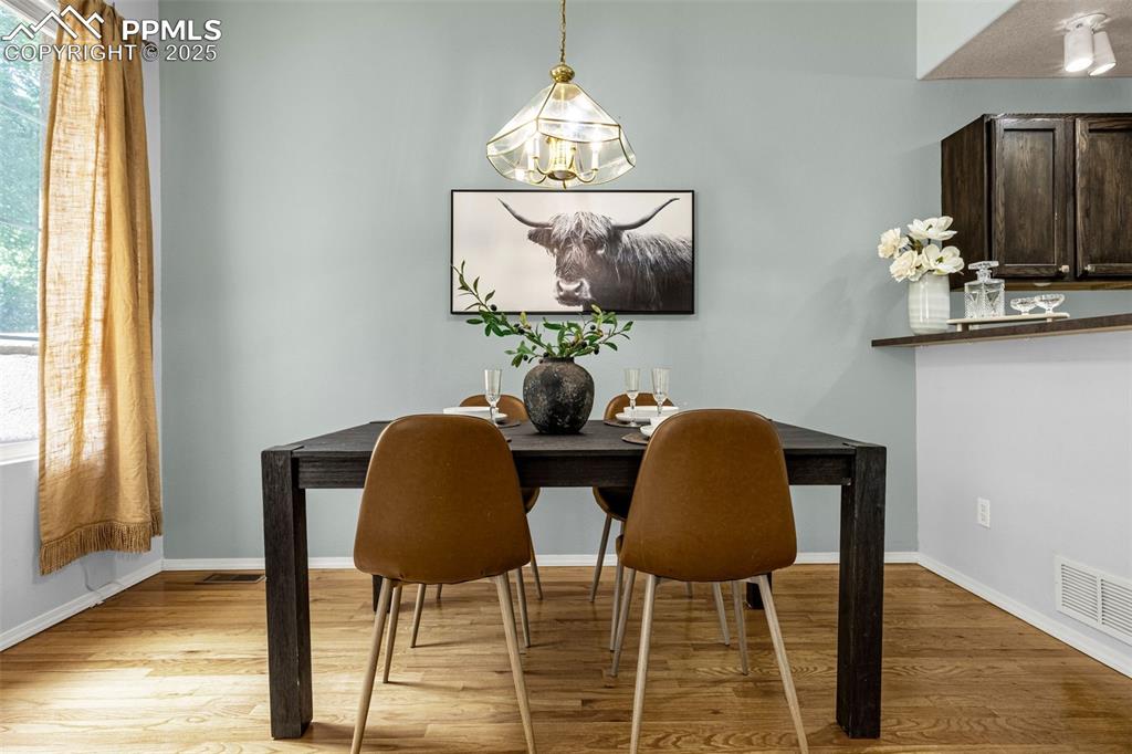 Image 7 of 28: Dining Area