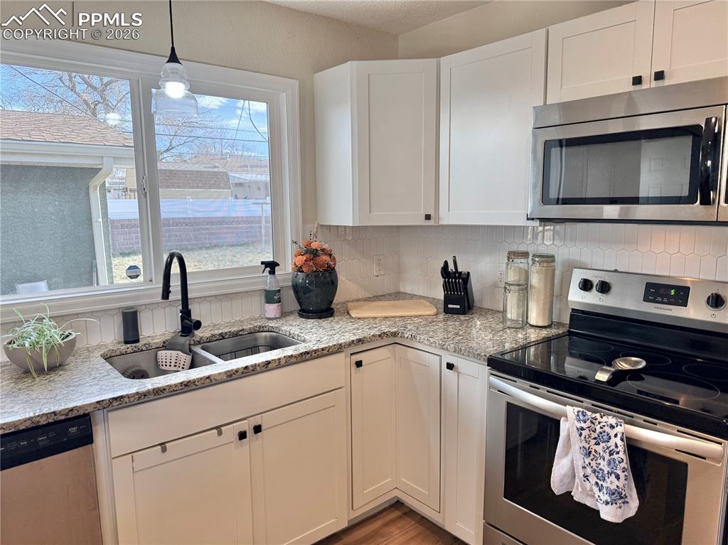 Image 10 of 35: Kitchen