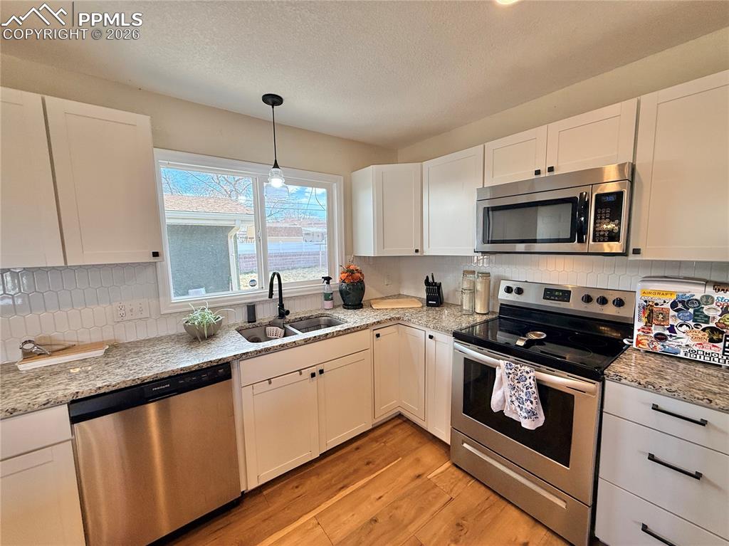 Image 11 of 35: Kitchen