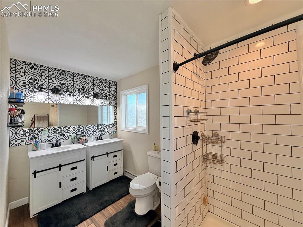 Image 15 of 35: Bathroom