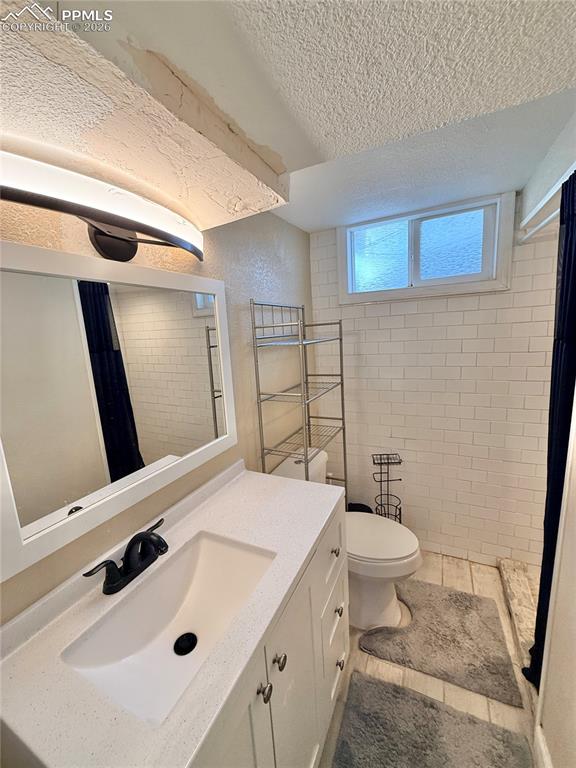 Image 29 of 35: Bathroom