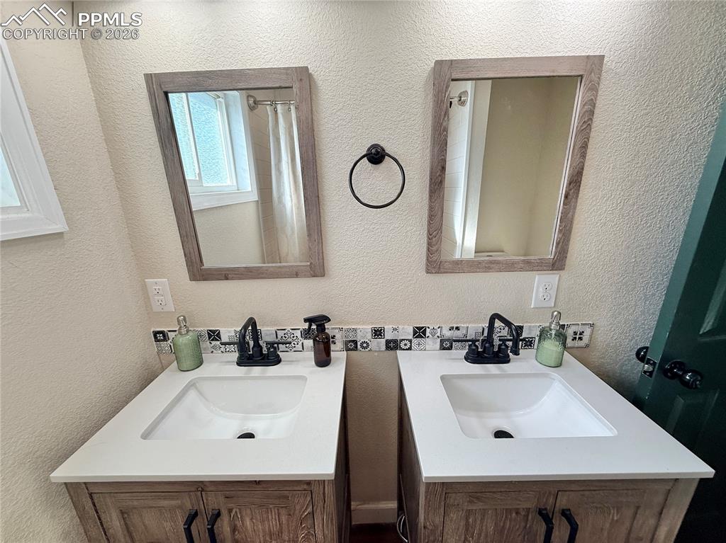 Image 34 of 35: Bathroom