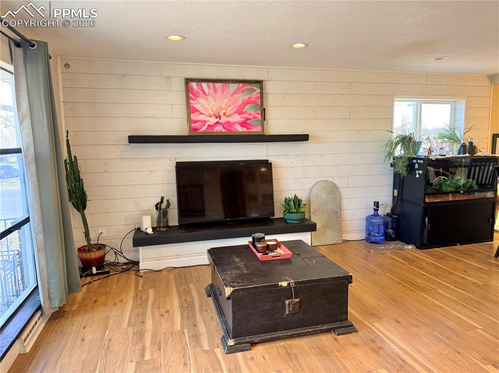 Image 4 of 35: Living Room