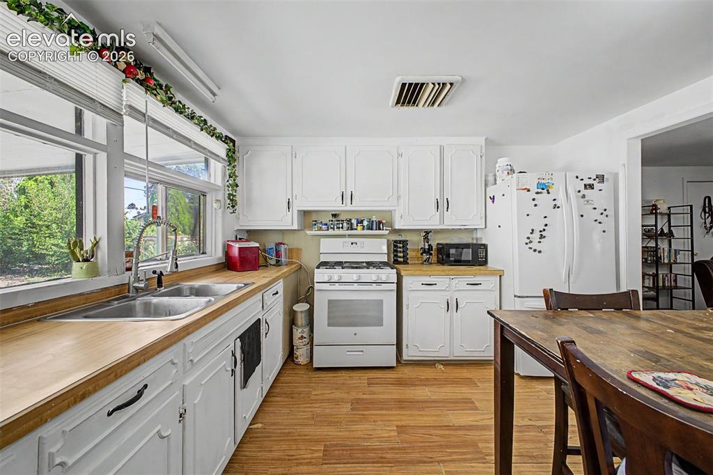 Image 10 of 30: Kitchen