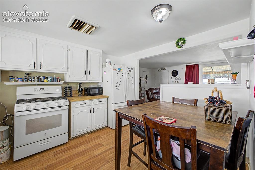 Image 11 of 30: Kitchen