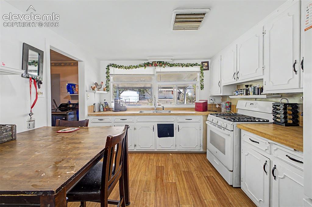Image 9 of 30: Kitchen