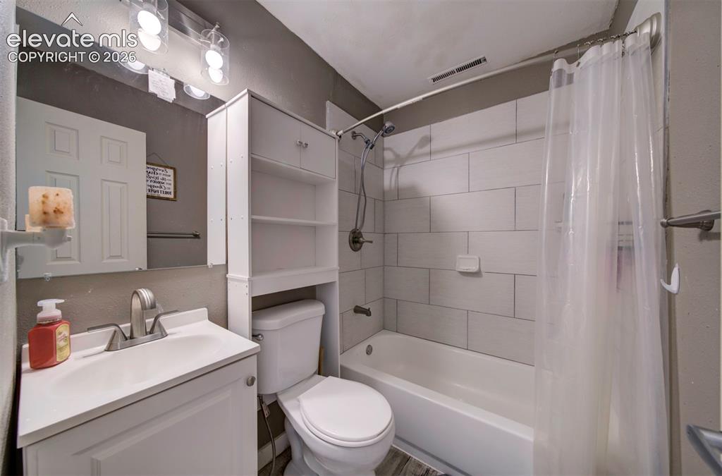 Image 11 of 18: Bathroom