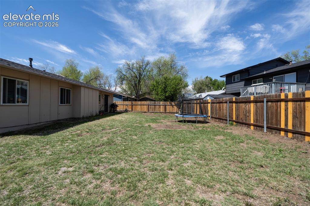 Image 15 of 18: Yard