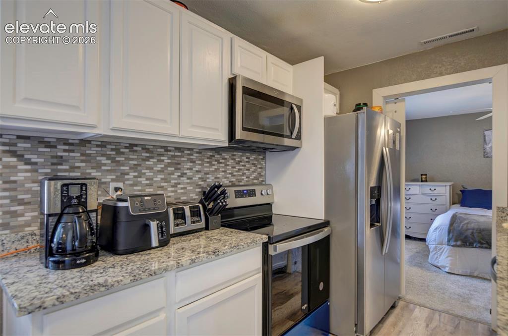 Image 7 of 18: Kitchen