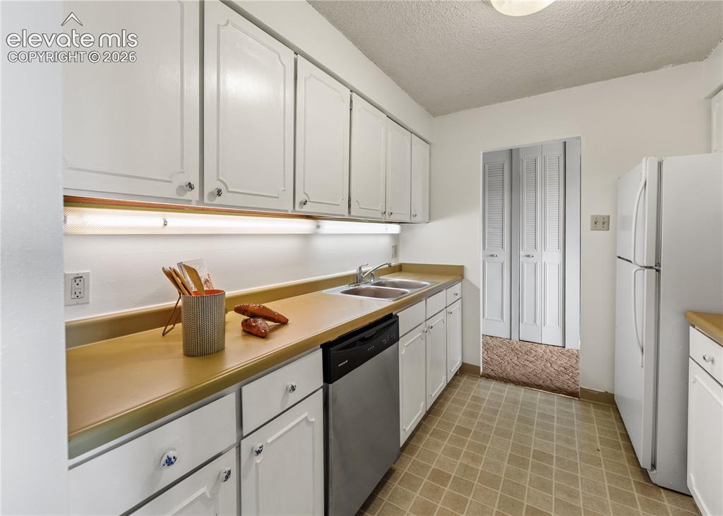 Image 15 of 26: Kitchen